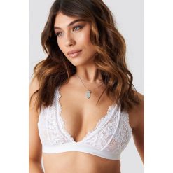 NA-KD Lingerie Miękki biustonosz z koronką - White. Białe biustonosze marki NA-KD Lingerie, w koronkowe wzory, z koronki. Za 80,95 zł.
