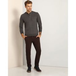 Bluza nierozpinana męska klasyczna. Szare bluzy męskie na lato, m, z bawełny, klasyczne. W wyprzedaży za 34,99 zł.