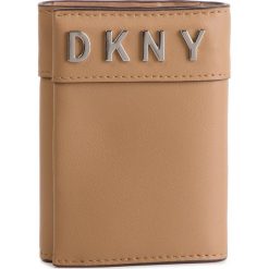 Mały Portfel Damski DKNY - Brayden-Lg Rvrsbl T R83ZK794 Latte LAT. Pomarańczowe portfele damskie DKNY, bez wzorów, ze skóry. W wyprzedaży za 339,00 zł.
