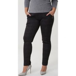 Czarno-Czerwone Spodnie Araluen. Czarne spodnie damskie Born2be, xl, w paski, z dzianiny, sportowe. Za 59,99 zł.