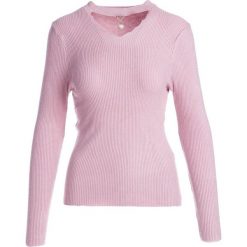Jasnoróżowy Sweter Cantelowes. Różowe swetry damskie Multu, s, bez wzorów, bez rękawów, bez kaptura. Za 39,99 zł.