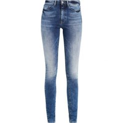 ONLY ONLCORIN Jeans Skinny Fit medium blue denim. Niebieskie rurki damskie ONLY. W wyprzedaży za 131,45 zł.