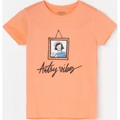 Bawełniany t-shirt z nadrukiem i haftem - Czerwony. Czerwone t-shirty damskie Reserved, z nadrukiem, z bawełny, bez kołnierzyka. W wyprzedaży za 9,99 zł.