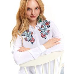 LUŹNA KOSZULA Z HAFTEM. Białe koszule damskie Top Secret, na co dzień, na lato, z haftami, z tkaniny, bez kołnierzyka, z długim rękawem. W wyprzedaży za 69,99 zł.
