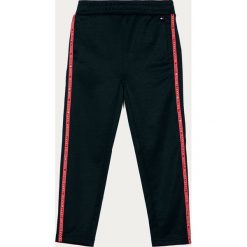 Tommy Hilfiger - Spodnie dziecięce 122-176 cm. Niebieskie spodnie dziewczęce TOMMY HILFIGER, z aplikacjami, z bawełny. Za 299,90 zł.