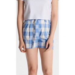 Materiałowe szorty z paskiem - Niebieski. Niebieskie szorty damskie Cropp, bez wzorów, z tkaniny. Za 49,99 zł.