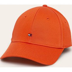 Tommy Hilfiger - Czapka. Pomarańczowe czapki damskie TOMMY HILFIGER, bez wzorów, z bawełny. W wyprzedaży za 89,90 zł.