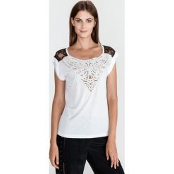 Just Cavalli Koszulka Biały. Białe koszulki damskie Just Cavalli, l, w koronkowe wzory, z wiskozy, bez kołnierzyka. Za 1653,95 zł.