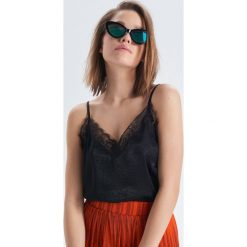 Bieliźniany top z koronką - Czarny. Czarne topy damskie Cropp, xl, w koronkowe wzory, z koronki, bez kołnierzyka. W wyprzedaży za 29,99 zł.