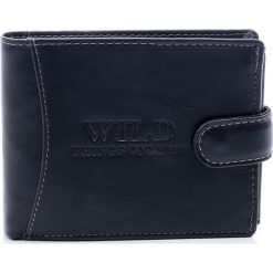 WILD skórzany modny męski portfel czerń. Czarne portfele męskie marki Wild, ze skóry. Za 39,90 zł.