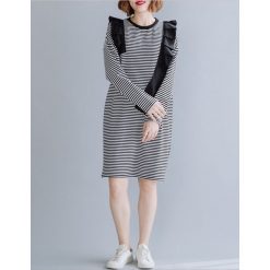 Sukienka w kolorze czarno-białym ze wzorem. Czarne sukienki damskie Amato Rizzi, w paski, z okrągłym kołnierzem, z długim rękawem, długie, midi. W wyprzedaży za 149,95 zł.