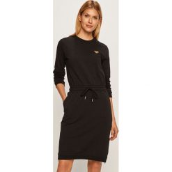 Love Moschino - Sukienka. Czarne sukienki damskie Love Moschino, na co dzień, bez wzorów, z elastanu, casualowe, z okrągłym kołnierzem, z długim rękawem, długie, mini, proste. W wyprzedaży za 599,90 zł.