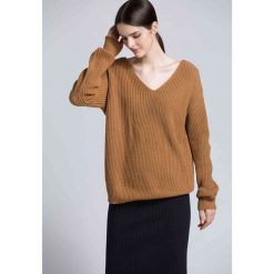 Sweter w kolorze jasnobrązowym. Pomarańczowe swetry damskie Swetry na chłodne dni, bez wzorów, ze splotem, bez rękawów, bez kaptura. W wyprzedaży za 119,95 zł.
