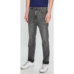 Wrangler - Jeansy Greensboro. Szare jeansy męskie Wrangler, bez wzorów. W wyprzedaży za 229,90 zł.