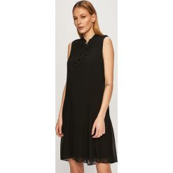 Dkny - Sukienka. Czarne sukienki damskie DKNY, na co dzień, bez wzorów, z poliesteru, bez kołnierzyka, bez rękawów, mini, proste. W wyprzedaży za 549,90 zł.