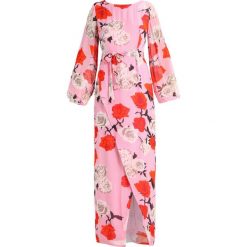 Gestuz VIOLETTA LONG DRESS Długa sukienka pink. Czerwone sukienki damskie marki Gestuz, bez wzorów, z wiskozy, bez kołnierzyka, z długim rękawem, długie, maxi. W wyprzedaży za 707,40 zł.