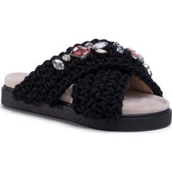 Klapki INUIKII - Women Woven Stones 70104-006 Black. Czarne klapki damskie Inuikii, z aplikacjami, ze skóry, bez obcasa. Za 919,00 zł.