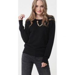 Czarny Sweter Deering. Czarne swetry damskie Born2be, xl, w paski, prążkowane, eleganckie, z długim rękawem, długie, bez kaptura. Za 79,99 zł.