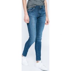 Wrangler - Jeansy. Niebieskie jeansy damskie marki Wrangler, z aplikacjami, z elastanu, z obniżonym stanem. W wyprzedaży za 259,90 zł.