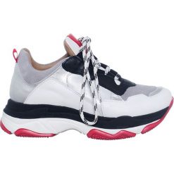 Skórzane sneakersy w kolorze biało-szarym. Szare trampki i tenisówki damskie Loretta, na sznurówki. W wyprzedaży za 389,95 zł.