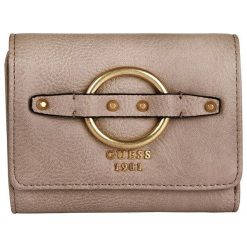 Guess Damski Portfel Dixie Small Trifold Wall Et Sand. Brązowe portfele damskie marki Guess, z aplikacjami. W wyprzedaży za 245,00 zł.