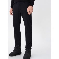 Spodnie regular fit - Czarny. Czarne spodnie męskie House, s, bez wzorów. Za 89,99 zł.