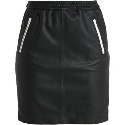 Ibana COSMOPOLITAN Spódnica mini black/white. Czarne minispódniczki marki Ibana, z materiału. Za 929,00 zł.