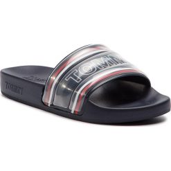 Klapki TOMMY JEANS - Pop Webbing Pool Slide EN0EN00471 Midnight 403. Niebieskie klapki damskie Tommy Jeans, bez wzorów, z jeansu, bez obcasa. Za 199,00 zł.