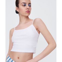 Top na ramiączkach - Biały. Białe topy damskie Sinsay, xs, bez wzorów, bez kołnierzyka. Za 9,99 zł.