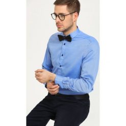 KOSZULA DŁUGI RĘKAW MĘSKA SLIM FIT. Niebieskie koszule męskie Top Secret, m, bez wzorów, eleganckie, bez kołnierzyka, z długim rękawem. W wyprzedaży za 39,99 zł.