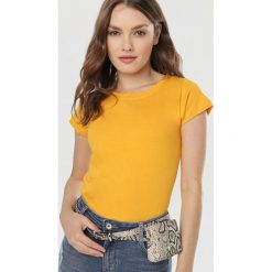 Żółty T-shirt Rhemine. Żółte bluzki damskie Born2be, s, bez wzorów, bez kołnierzyka, bez rękawów. W wyprzedaży za 19,99 zł.