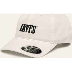 Levi's - Czapka. Białe czapki męskie Levi's®, z aplikacjami, z elastanu. W wyprzedaży za 89,90 zł.