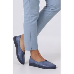 Niebieskie półbuty skórzane slip on Maciejka 04078-17/00-0. Niebieskie półbuty damskie marki Maciejka, bez wzorów, bez obcasa, bez zapięcia. Za 188,99 zł.