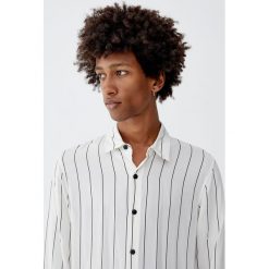 Koszula z wiskozy w paski z długim rękawem. Białe koszule męskie marki Pull&Bear, m, w paski, z wiskozy, z długim rękawem. Za 99,90 zł.
