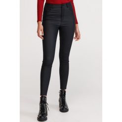 Woskowane jeansy - Czarny. Czarne jeansy damskie Reserved. Za 99,99 zł.
