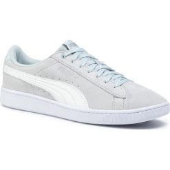 Sneakersy PUMA - Vikky V2 369725 18 Plein Air/Puma White/Silver. Szare półbuty damskie Puma, bez wzorów, ze skóry, bez obcasa, bez zapięcia. Za 229,99 zł.