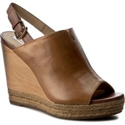 Espadryle GEOX - D Janira F D72P6F 0LCBC C2D6F Curry/Brown. Pomarańczowe espadryle damskie Geox, bez wzorów, ze skóry ekologicznej, bez obcasa, na obcasie. W wyprzedaży za 269,00 zł.
