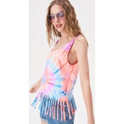 Top tie dye z frędzlami - Wielobarwny. Szare topy damskie Sinsay, s, bez wzorów, bez kołnierzyka. Za 29,99 zł.