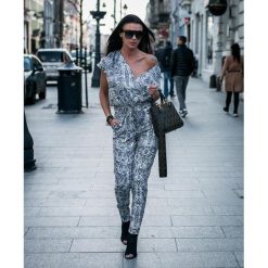 Kombinezon ,,SNAKE SPRING" print III. Kombinezony damskie Divino style, s, bez wzorów, z poliesteru, z dekoltem w serek, bez rękawów. W wyprzedaży za 139,00 zł.