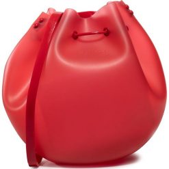 Torebka MELISSA - Sac Bag 34122 Red Matt 07666. Czerwone torebki klasyczne damskie Melissa, bez wzorów, z tworzywa sztucznego, bez dodatków. W wyprzedaży za 389,00 zł.