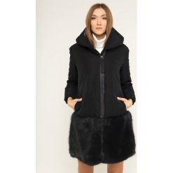 Płaszcz zimowy Emporio Armani 4NL30T 49901 999. Czarne płaszcze damskie Emporio Armani, na zimę, bez wzorów, z poliesteru. W wyprzedaży za 1319,00 zł.