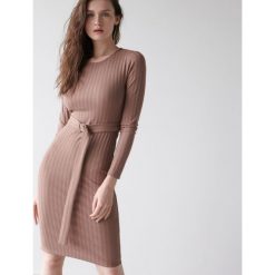 Prążkowana sukienka midi z paskiem - Beżowy. Brązowe sukienki damskie Sinsay, s, bez wzorów, prążkowane, bez kołnierzyka, bez rękawów, midi. Za 49,99 zł.