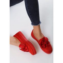 Czerwone Slip On Rough Out. Czerwone trampki i tenisówki damskie Born2be, bez wzorów, bez zapięcia. W wyprzedaży za 49,99 zł.