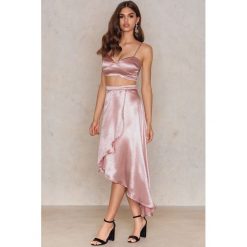 Boohoo Zestaw kopertowa spódnica i krótki top - Pink. Różowe topy damskie Boohoo, bez wzorów, z poliesteru, krótkie, midi, asymetryczne. W wyprzedaży za 42,58 zł.