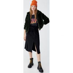 Czarna gładka spódnica. Czarne spódniczki damskie Pull&Bear, bez wzorów. Za 79,90 zł.