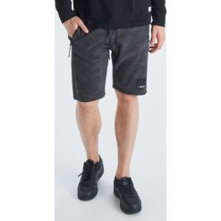 Szorty camo o kroju jogger - Czarny. Czarne spodenki i szorty męskie Cropp, s, bez wzorów. Za 79,99 zł.