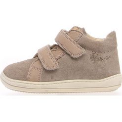 Trampki chłopięce: Skórzane sneakersy "4677" w kolorze beżowym