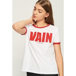T-shirt z kontrastowym nadrukiem - Biały. Białe t-shirty damskie Sinsay, l, z nadrukiem, z kontrastowym kołnierzykiem. W wyprzedaży za 14,99 zł.
