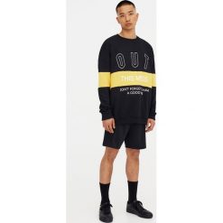 Bluza w kolorowe pasy. Czarne bluzy męskie marki Pull & Bear, m, w kolorowe wzory. Za 39,90 zł.