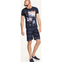 SZORTY MĘSKIE W PASKI. Szare szorty męskie marki Top Secret, m, w paski, z bawełny, krótkie. W wyprzedaży za 34,99 zł.